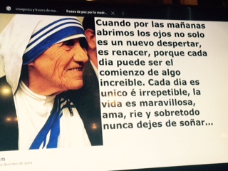 Foto colgada en la Parroquia con Mensaje de la Madre Teresa