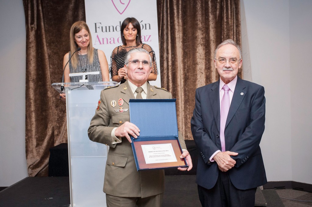 El general José Conde de Arjona recoge el Premio de Paz por la Paz 2016 en la categoría de Instituciones Publicas, para FINUL. Entrega el Premio el Dr. José Carlos Mingote, patrono de la Fundación